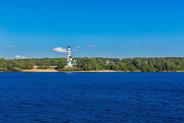 Russisch orthodox klooster gelegen op de rivier bank — Stockfoto