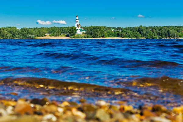 Russisch orthodox klooster gelegen op de rivier bank — Stockfoto