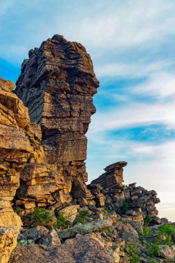 dağın tepesinde dik kayalıklarla