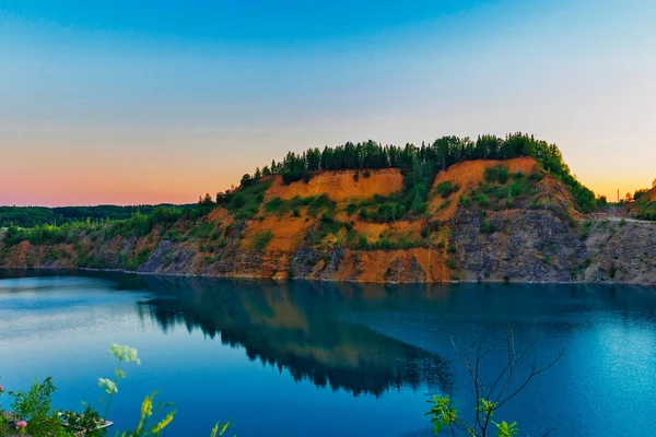 Jezioro w kamieniołomie wapienia na letni wieczór — Zdjęcie stockowe