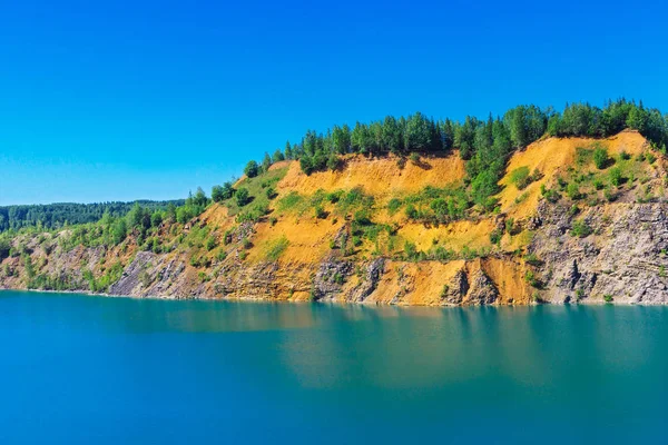 Lago em uma pedreira de calcário em um dia de verão — Fotografia de Stock