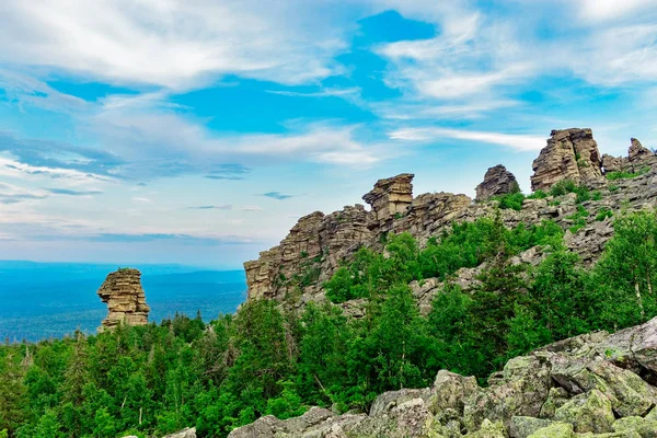 Rochas no topo da montanha na taiga russa — Fotografia de Stock