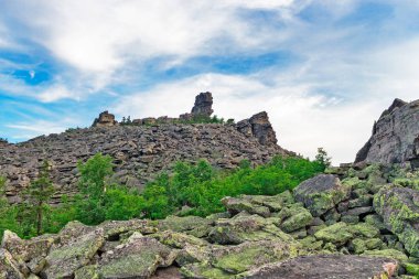 Urallarda dağın tepesinde kaya