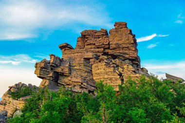 Urallarda dağın tepesinde kaya