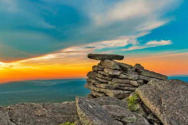dağın tepesinde dik kayalıklarla