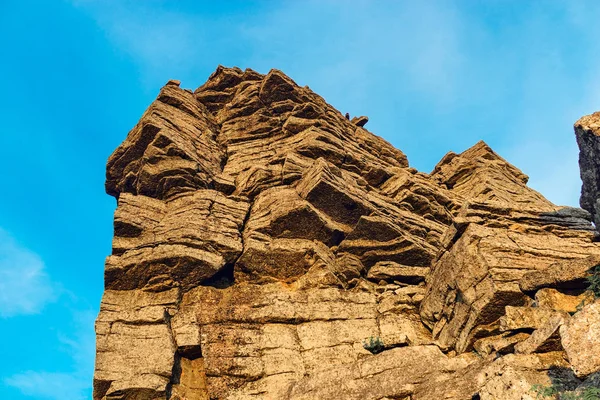 A hegy tetején, meredek sziklák — Stock Fotó