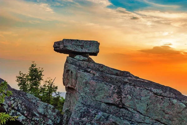 Scogliere scoscese sulla cima della montagna — Foto Stock