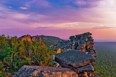 Urallarda dağın tepesinde kaya