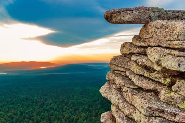 Urallarda dağın tepesinde kaya