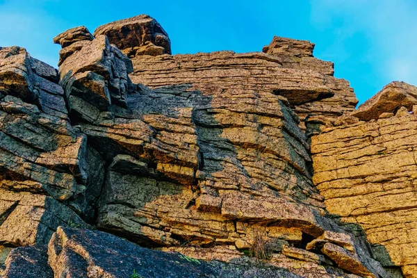A hegy tetején, meredek sziklák — Stock Fotó