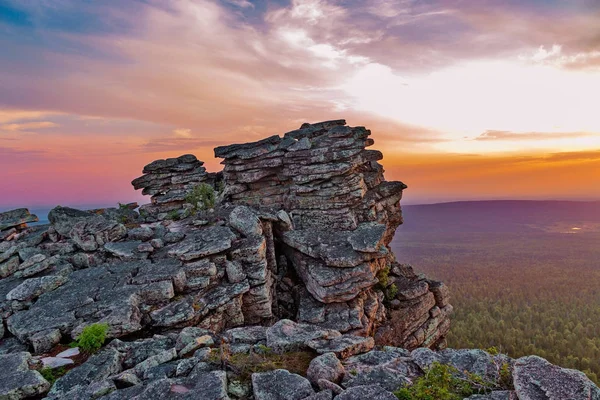 Rochers sur le sommet de la montagne dans l'urals — Photo