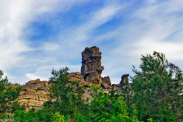 Скалы на вершине горы в urals — стоковое фото