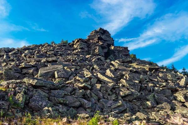 山の頂上に急な崖 — ストック写真