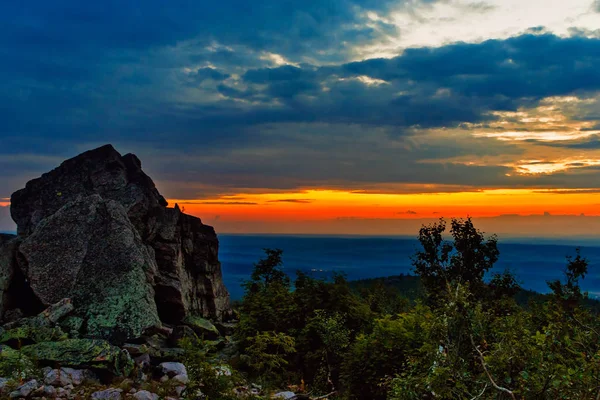 Sunset in the clouds above the distant hills — Stock Photo, Image