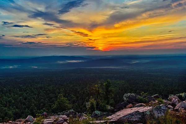 Захід сонця в хмарах над віддаленими пагорбами — стокове фото