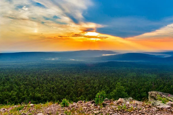 Vista das altas montanhas para a taiga — Fotografia de Stock