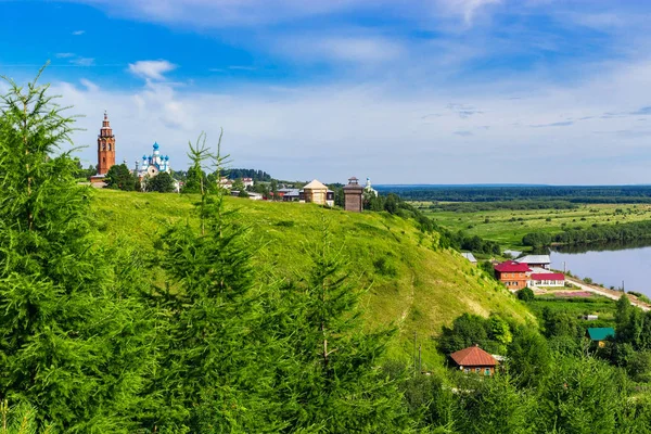 Widok na małe miasto rosyjski w letni dzień — Zdjęcie stockowe