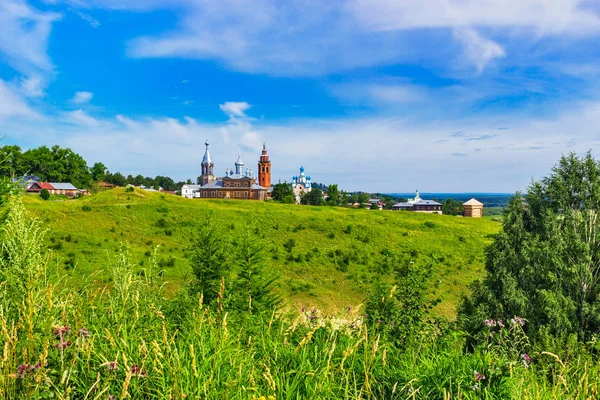 Pohled z malého ruského města na letní den — Stock fotografie