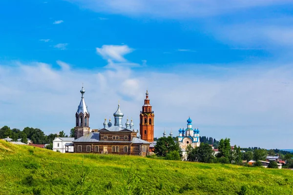 Vista della piccola città russa in una giornata estiva — Foto Stock