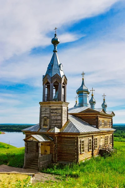 Velha igreja ortodoxa russa de madeira — Fotografia de Stock