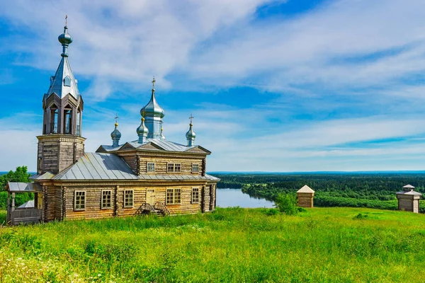 Antigua iglesia ortodoxa rusa de madera — Foto de Stock