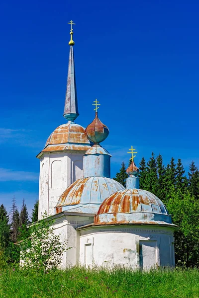 Igreja ortodoxa russa na floresta em um dia de verão . — Fotografia de Stock
