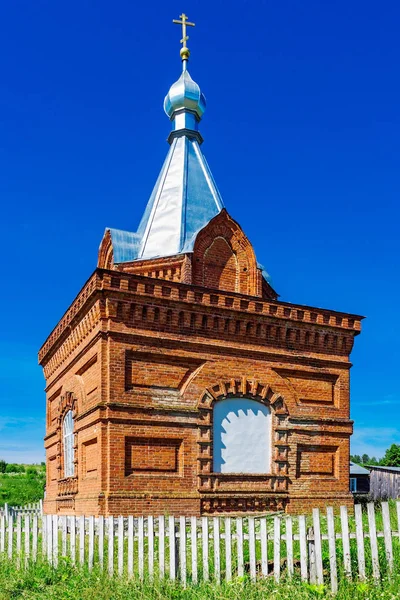 Village de briques rouges chapelle orthodoxe en Russie — Photo