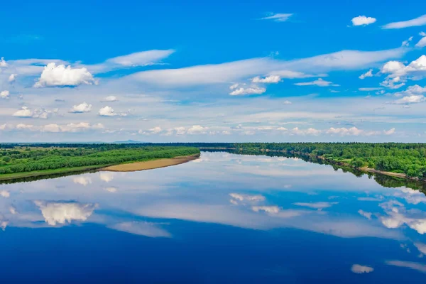 Rivière avec des reflets de nuages sur une journée d'été — Photo