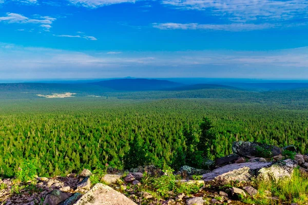 Vista das altas montanhas para a taiga — Fotografia de Stock