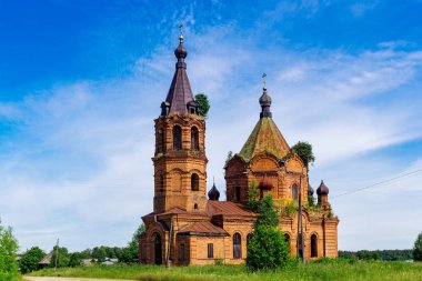 köyde bir çan kulesi ile eski kilise