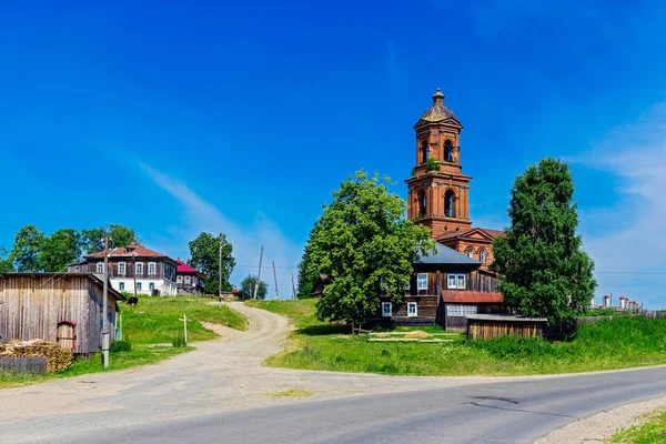 Vecchia chiesa con campanile in paese — Foto Stock