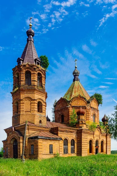 Alte Kirche mit Glockenturm im Dorf — Stockfoto
