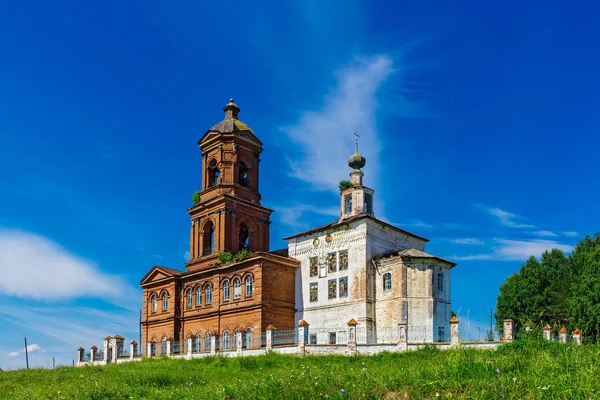 Старая церковь с колокольней в деревне — стоковое фото