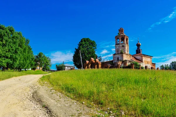 Oude kerk met een toren in het dorp — Stockfoto