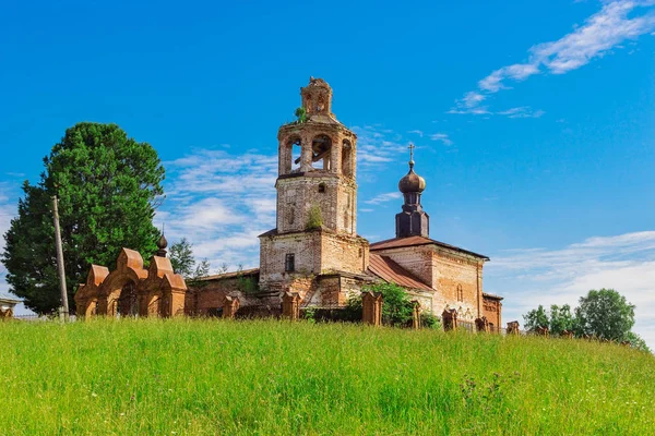 Старая церковь с колокольней в деревне — стоковое фото
