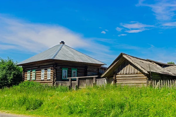 Старий дерев'яний будинок в селі на літній день — стокове фото