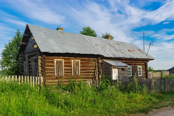 Starý dřevěný domek ve vesnici za letního dne — Stock fotografie