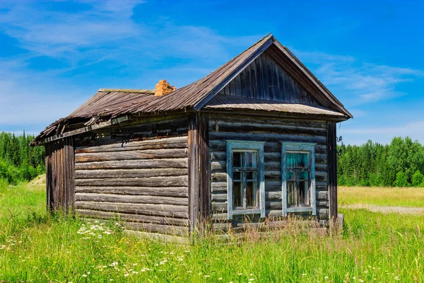 Casa de madeira velha na aldeia em um dia de verão — Fotografia de Stock