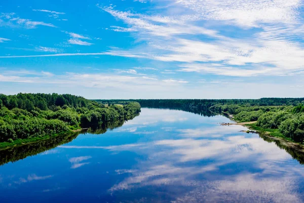 Rivière avec des reflets de nuages sur une journée d'été — Photo