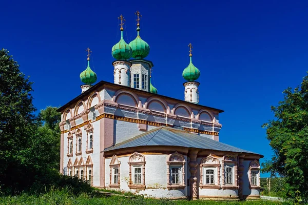 Igreja spassky russa em solikamsk em um dia de verão — Fotografia de Stock