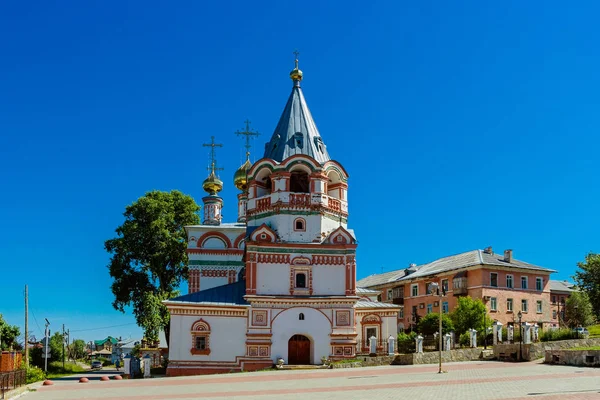 Russische drie koningen kerk in Solikamsk op een zomerdag — Stockfoto