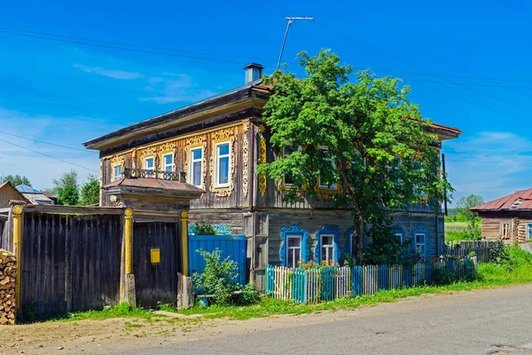 Vecchia casa in legno nel villaggio in una giornata estiva — Foto Stock