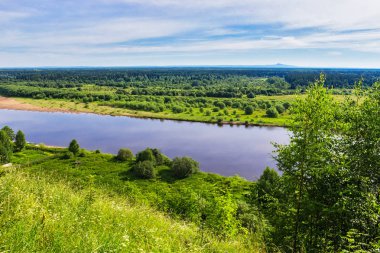 nehir, orman ve dağ bir yaz gününde mesafe