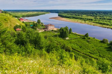 bir yaz gününde nehir yakınında köy