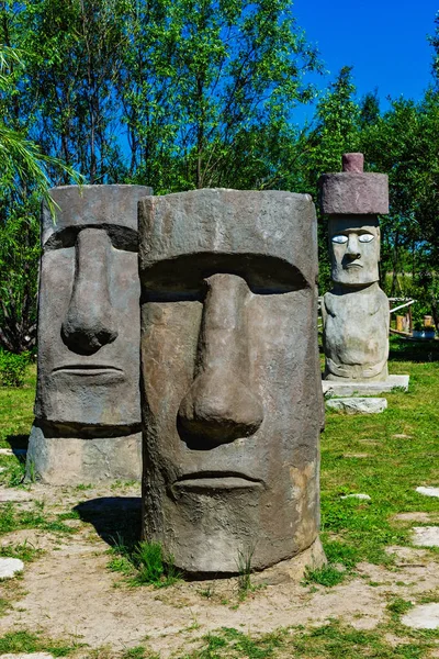 Moai heykelleri dev başlarının kopyaları — Stok fotoğraf