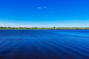 bulutsuz bir yaz gününde kama nehri görünümü