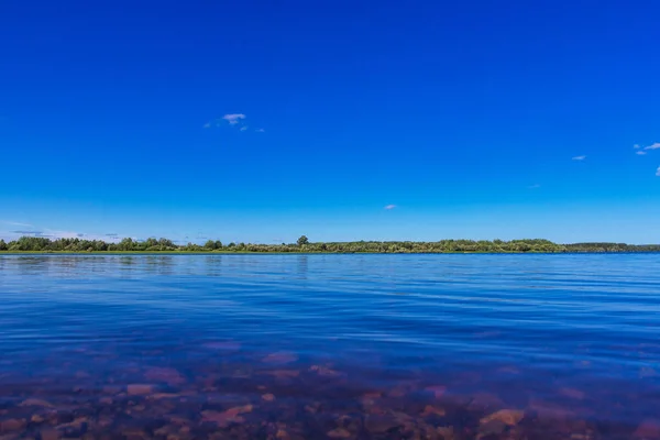 Blick auf den Kama-Fluss an einem wolkenlosen Sommertag — Stockfoto