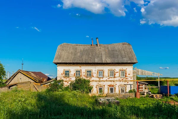 Casa de tijolo velho no campo na Rússia — Fotografia de Stock