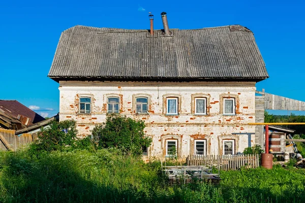 Старый кирпичный дом в сельской местности в России — стоковое фото