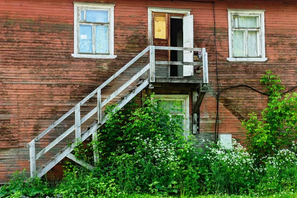 Escalera y entrada de la antigua mansión de madera en descomposición — Foto de Stock